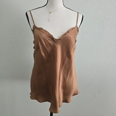 Top Aritzia Wilfred Cupro Cami M Dorado Bronceado Borde de Encaje Sedoso Correa de Espagueti Mini Foto 1 de 4