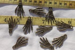 Colgante/dije hormiga de aleación 36x19x2 mm. Mano esqueleto de Halloween bronce TSA17/ 10 piezas - Imagen 1 de 1