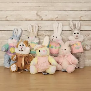De colección Chrisha juguetón conejos de felpa posable con suéteres de ganchillo chaquetas vestido - Imagen 1 de 16