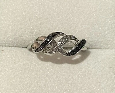 Anillo de compromiso para mujer con diamantes negros simulados de corte redondo enchapado en oro blanco de 14 k Foto 1 de 4