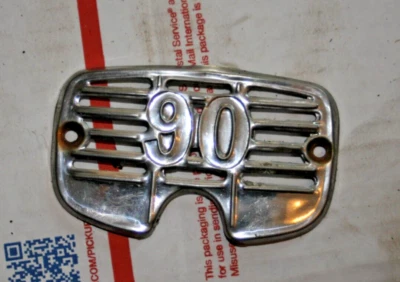 1966-68 HONDA CT 90 EMBLEMA DE FAROL DIANTEIRO FABRICANTE DE EQUIPAMENTO ORIGINAL - Imagem 1 de 2