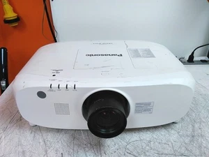 Proyector LCD compacto de pantalla ancha Panasonic PT-EW640 WXGA VGA 4024 horas de lámpara - Imagen 1 de 12