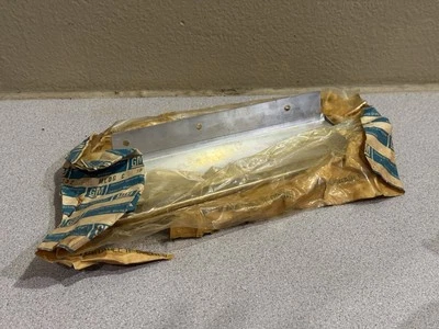 Moldura de guardabarros inferior delantero Oldsmobile Cutlass Supreme 557798 4 puertas NOS 1982-1988 Foto 1 de 4