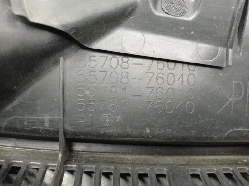 5570876010 moulure pour LEXUS CT (ZWA10 ) 200H 2010 5357353 - Photo 1/4