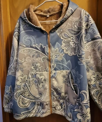 Chaqueta con Capucha Mujer Plus Azul, Tostado y Gris Paisley Completamente Forrada de Vellón 3x Foto 1 de 4