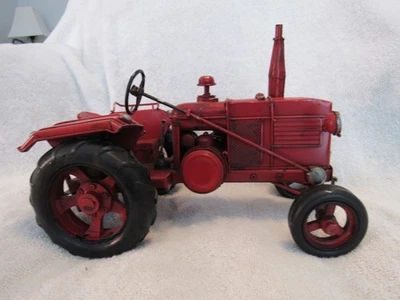 Modelo de tractor de juguete vintage hecho de acero estampado Foto 1 de 4