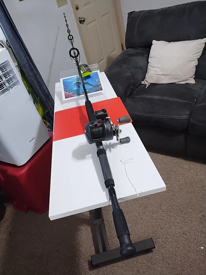 Caña de pescar de arrastre Zebco Bite Alert 7' MH 7-50 lb y carrete Cabela's DM III 15 Foto 1 de 4