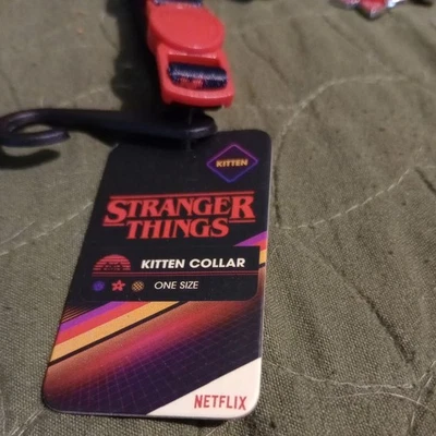 NUEVO CON ETIQUETAS, Netflix Stranger Things, cuello de gatito con campana de encanto  Foto 1 de 4