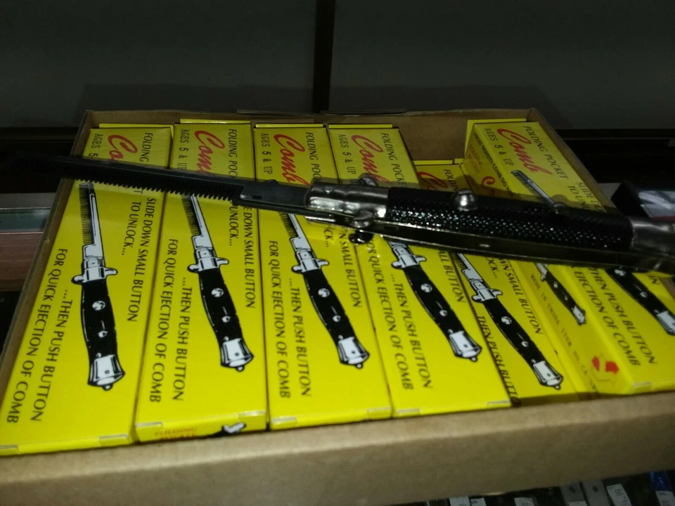 NUEVO PEINE DE BOLSILLO FALSO PLEGABLE NOVEDAD CUCHILLO JUGUETE INTERRUPTOR HOJA PEINES Foto 1 de 1