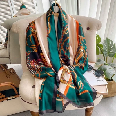 Envoltura de bufanda oblonga con estampado de cadena ecuestre 71x35 sensación de seda estilo barroco vintage Foto 1 de 3