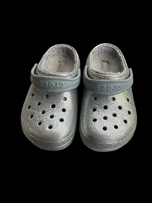 Brillo plateado Crocs J2 para niños Foto 1 de 4