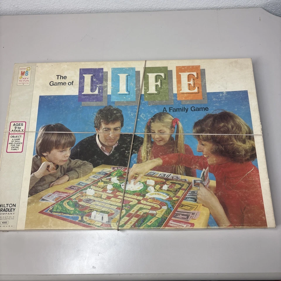 VINTAGE THE GAME OF LIFE 1977 EDITION MILTON BRADLEY COMPLETE FAMILY FUN SKILL - Image 1 of 4