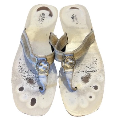 Sandalias Gucci 38.5 Tanga Plana Chanclas Deslizables Logo GG Monograma Beige Tostado Dorado Foto 1 de 4