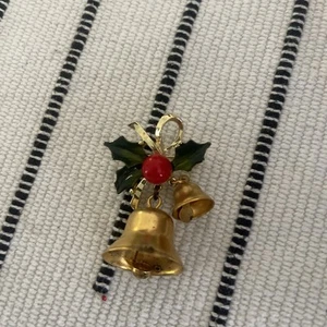 Christmas Brooch Pin Jingle Bell Mistletoe Gold Tone Enamel Holly Leaves 2.25" - Picture 1 of 2