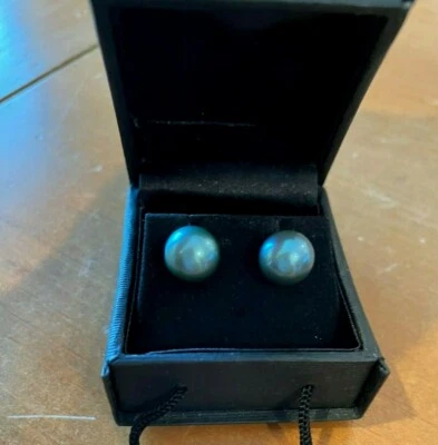 Aretes con botón Honora cultivados de agua dulce verde azulado de 10 mm de oro amarillo de 14 k Foto 1 de 4