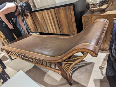 Chaise lounge vitoriano de vime e couro - Imagem 1 de 4