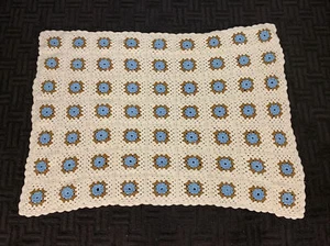 Vintage Granny Squares afghanische handgefertigte Häkeldecke 44"x55" weiß braun blau - Bild 1 von 12