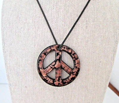 Collar reversible con cordón negro colgante signo de paz de vidrio soplado aventurina de cobre Foto 1 de 4