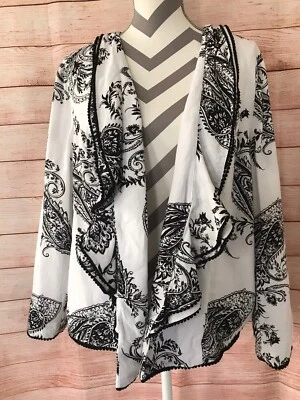Blazer Chico’s 3P Mezcla de Lino Paisley Blanco y Negro Cárdigan Abierto con Volantes Foto 1 de 4