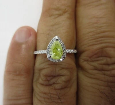 Anillo de compromiso de diamantes de oro de 18 quilates de 1,00 quilates centro = 0,70 valor amarillo de lujo = $8.950 Foto 1 de 4