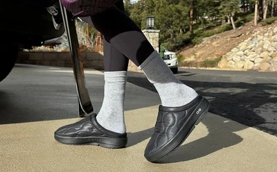 Mula térmica Oofos para mujer Oocoozie precio de venta sugerido por el fabricante 119 USD negra talla 8 Foto 1 de 4