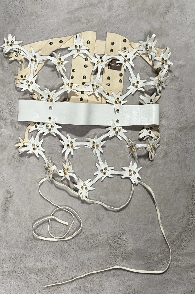 Espartilho quadril de renda de couro Lyra Una Burke ouro branco - Imagem 1 de 4