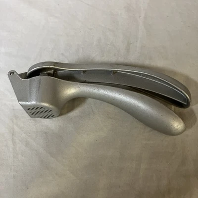 Prensa de ajo de aluminio Pampered Chef sin accesorio limpiador ¡Envío gratuito! Foto 1 de 4