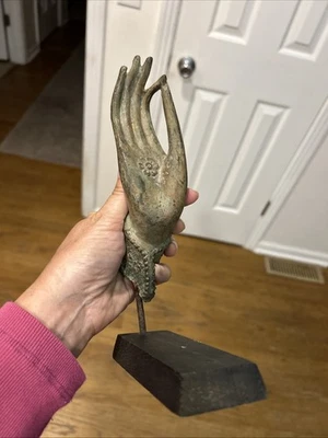 Escultura decorativa de bronze Buda à mão na base - Imagem 1 de 4