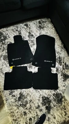 JUEGO ALFOMBRILLAS LEXUS FACTORY 2015-2018 IS250 IS350 IS300 IS200T TRACCIÓN TRASERA NEGRO  Foto 1 de 4