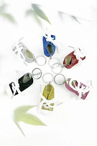 MINI ZAPATOS LLAVERO CON BRILLO COLOR SÓLIDO DE ZAPATILLAS LLAVEROS - Imagen 1 de 10