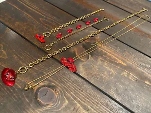 Lotto di quattro gioielli Red Hat Society - 3 bolo/catene e un bracciale - oro - Foto 1 di 9
