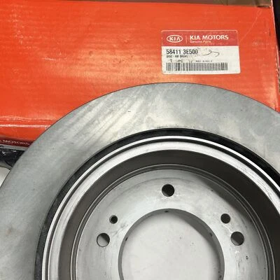 Disco de freno trasero ventilado genuino 584113E500 Kia Sorento 2.5 CRDi 3.3 V6 AWD Foto 1 de 4