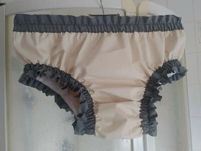 Damen Gummihose - Adult - XL - Rubber Schlüpfer mit Rüschen Windelhose - Bild 1 von 4