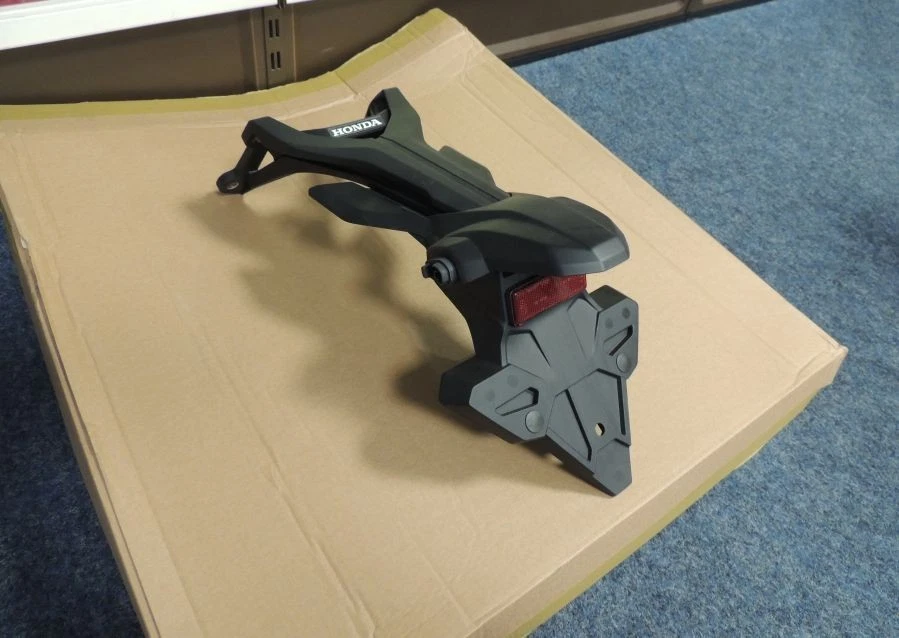 original Honda CB650R   Kennzeichenhalter mit Beleuchtung 2019-2020   1 km - Bild 1 von 1