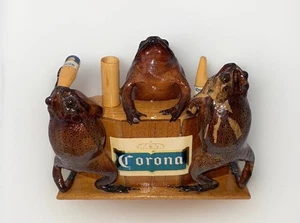 Carved Wood Bullfrogs Taxidermy Drinking Corona At A Bar -  Pen Holder Vintage - Picture 1 of 18