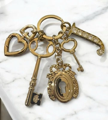 Bolso Llavero Juicy Couture Y2K Dije Tono Dorado Bloqueo Corazón J con Llaves de Estrás Foto 1 de 4