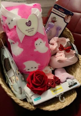 Cesta regalo baby shower niña Foto 1 de 4