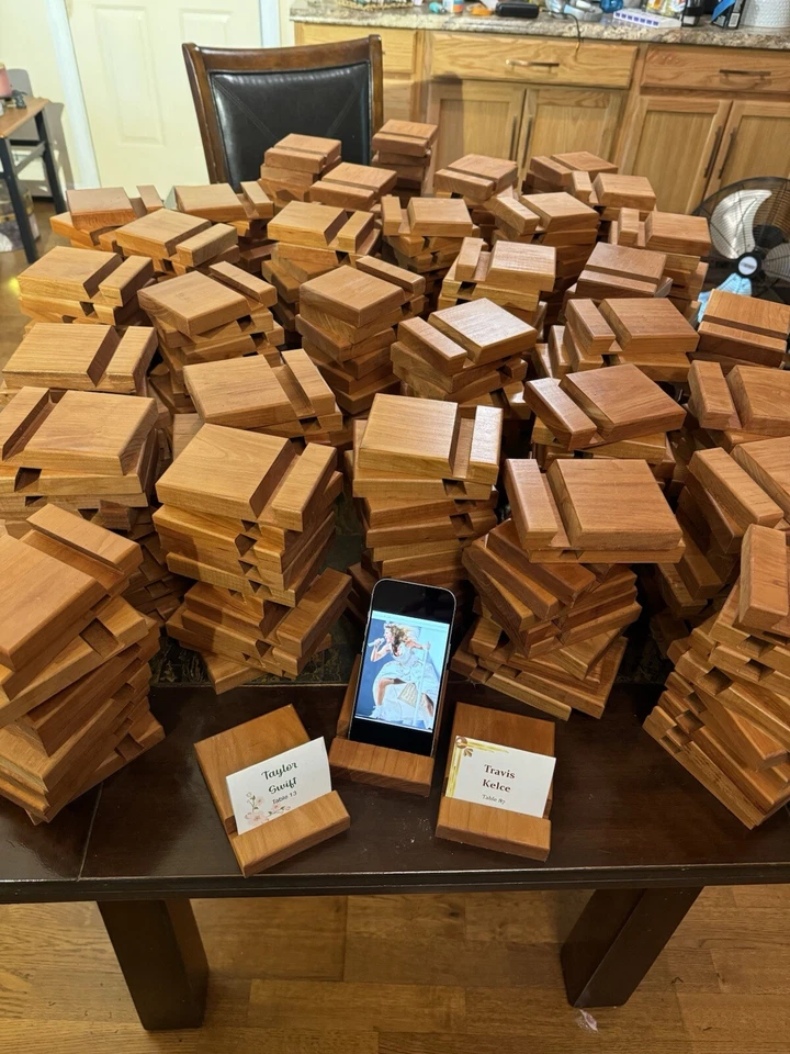 Lote de 120 favores de boda.  Soportes para teléfonos celulares/mesa de recepción con nombres Foto 1 de 3