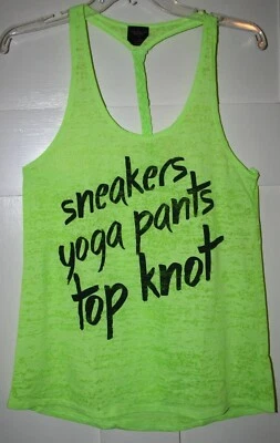 Top para mujer Material Girl activo verde neón espalda corredora gráfico talla mediana Foto 1 de 4