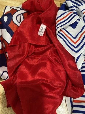 Juego de tres bufandas de colección rojas, blancas y azules dos son cuadradas y una es rectangular Foto 1 de 4