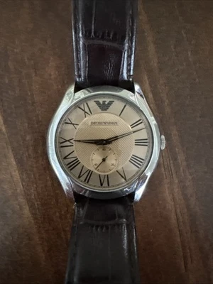 Reloj de cuarzo Emporio Armani Classic AR1704 para hombre cuero marrón esfera analógica Foto 1 de 4