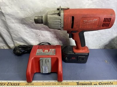 Llave de impacto Milwaukee 18 V 1400 RPM 7/16 pulgadas 9099-20 con batería y cargador Foto 1 de 4