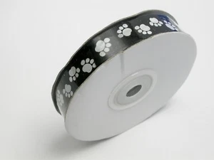 Cinta satinada con estampado de pata 5/8" (15,8 mm) negra con estampados de pata blanca 25 yardas - Imagen 1 de 1