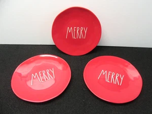Juego de 3 platos de cena grandes Rae Dunn rojos "Feliz" redondos de 11" nunca usados ver fotos - Imagen 1 de 8