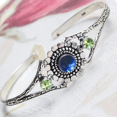 Brazalete artesanal de plata de ley 925 con corte de tanzanita y peridoto Foto 1 de 4