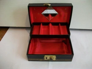 Joyero vintage de cartón negro con bloqueo con espejo y llave 7,375" x 5,25" - Imagen 1 de 6