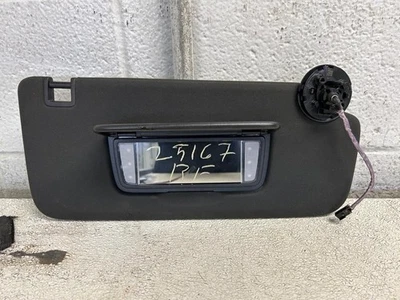 Chevrolet Blazer 2023 lado del pasajero parasol de tela negra con espejo retrovisor iluminado  Foto 1 de 4