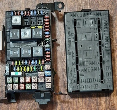  2C7T-14A067-AP 02-04 Ford F250 F350 Interior Fuse Relay Junction Box OEM  - Image 1 of 4