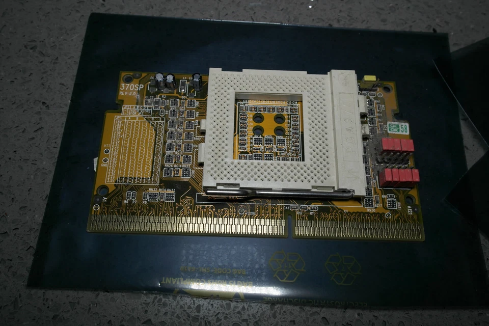 Slot 1 socket PGA 370 adatper slotket for Pentium II/ III CPUs  - Image 1 of 2