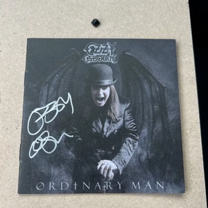 Ozzy Osbourne signed CD Ordinary Man Autogramm Auto Black Sabbath mit Rahmen - Bild 1 von 4